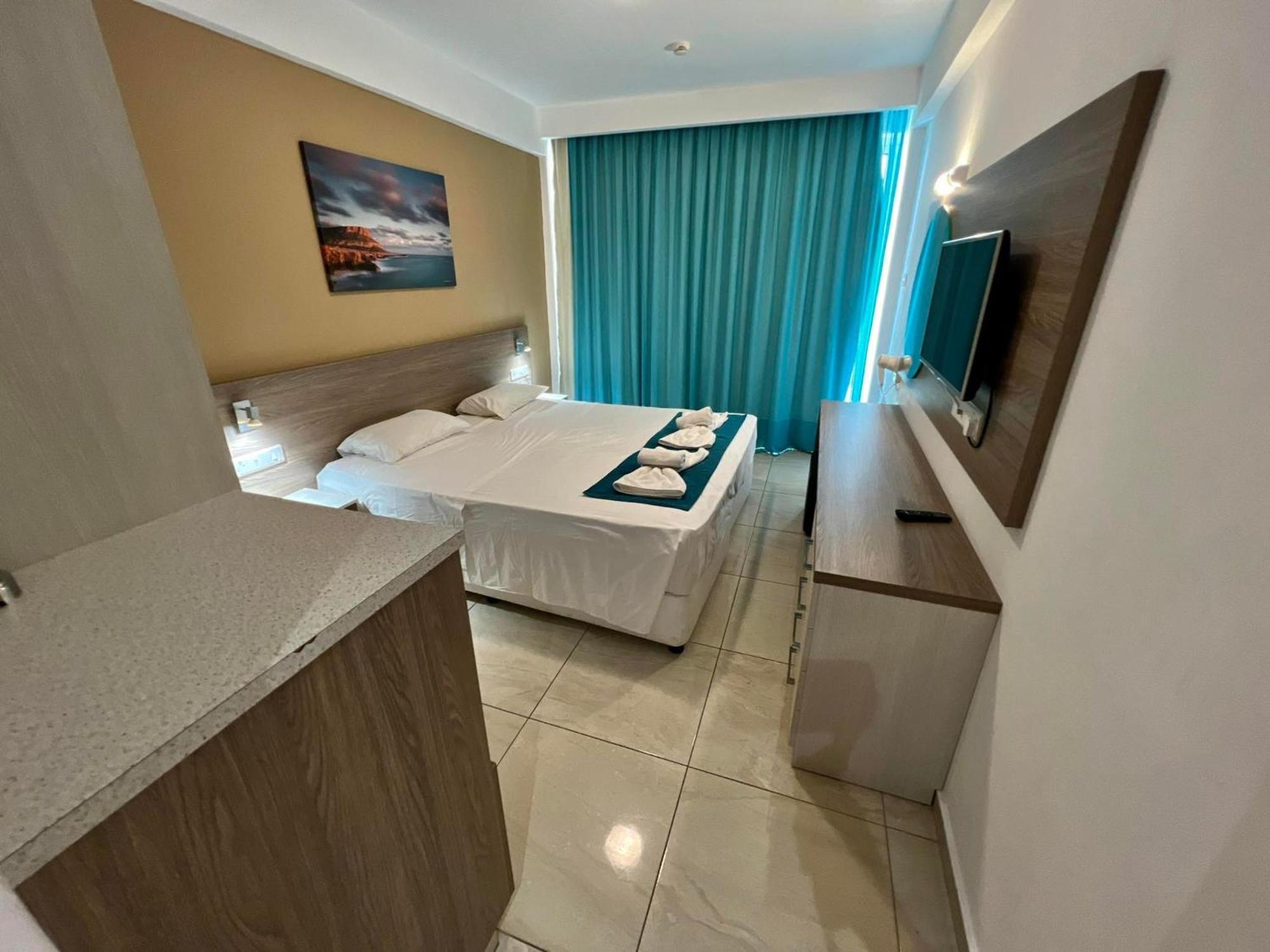 Sunny Blue Hotel Ayia Napa Exteriör bild